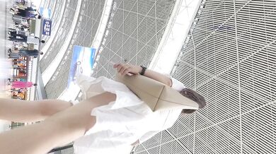 【最新极品抄底】超高质量机场地铁抄底惊现无内小美女 白嫩丰臀太紧致内内夹逼缝里了 (23)