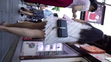 大神旅游景区一路走一路抄底众多的美女少妇眼界大开2 (2)